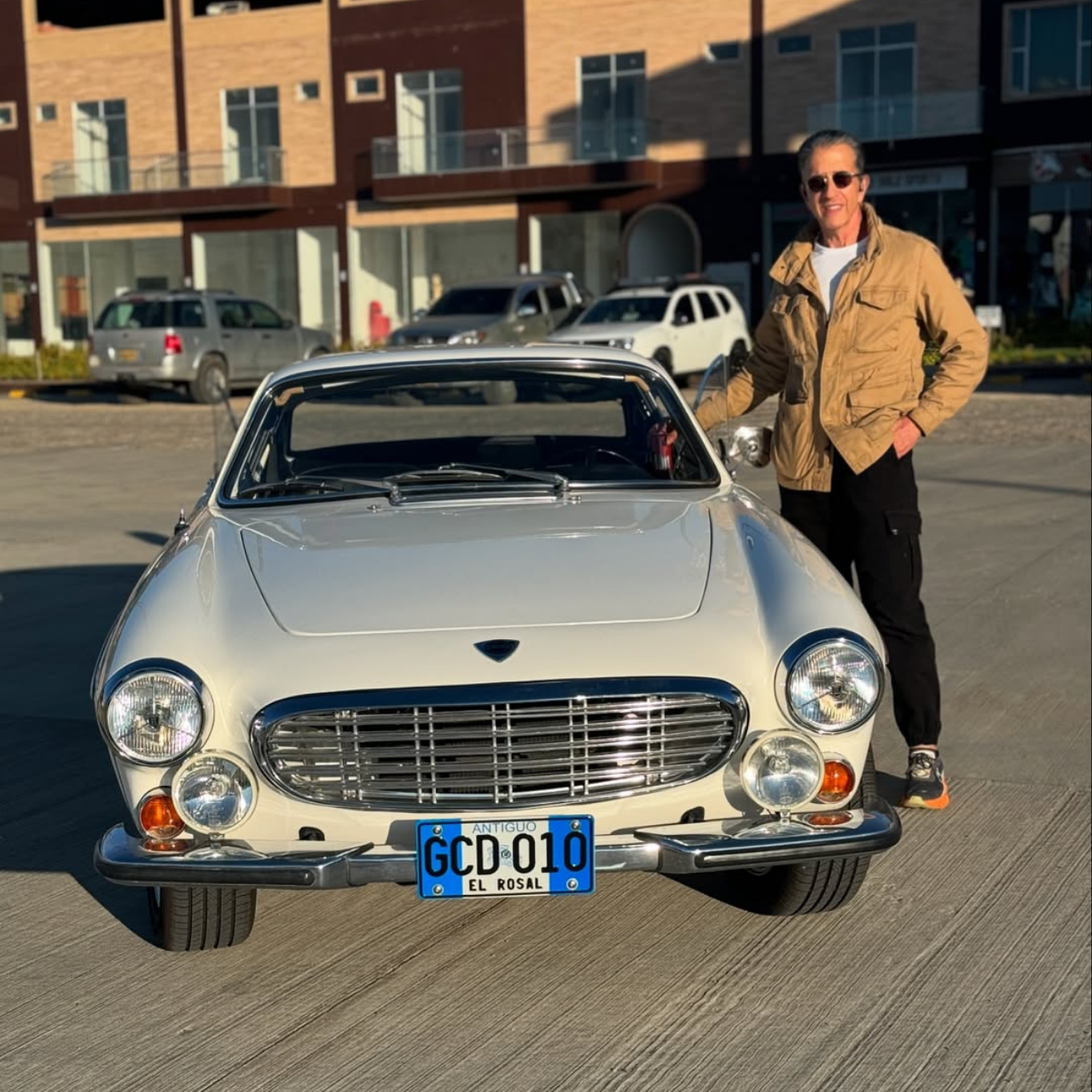 Fernando Hakim posa junto al Volvo P1800 de su padre Salomón, que para evitar los robos callejeros mandó a firmar con su nombre los parabrisas. Créditos: IG:@fernandohakimneurocirujano