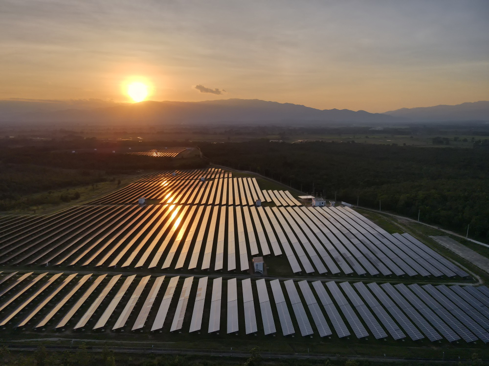 La autogeneración remota es uno de los pilares de la transición energética, pero su regulación ha generado controversia jurídica.