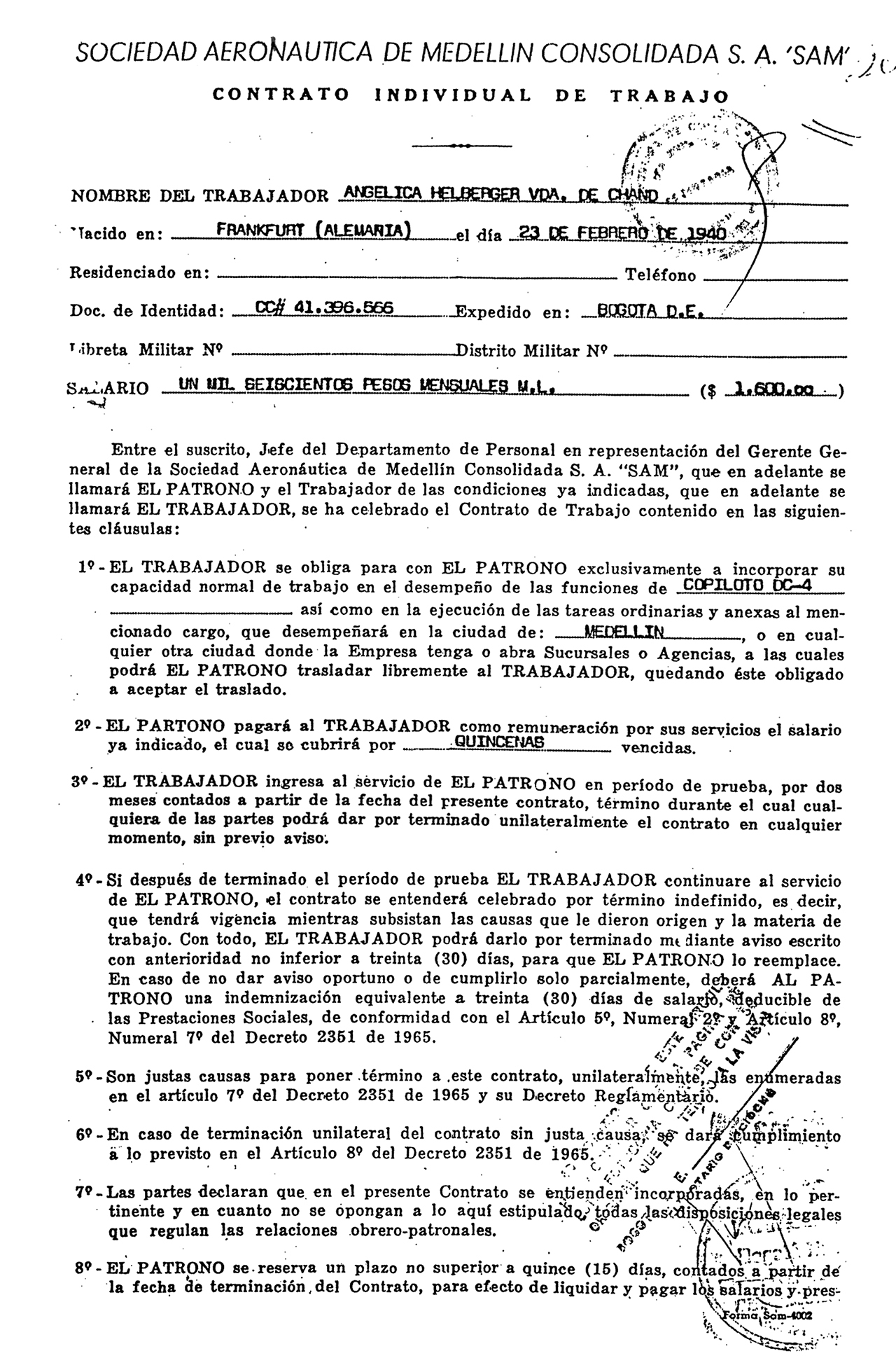 Contrato entre SAM y Angelika Herlberger (Viuda de Chand), el primero en celebrarse con una mujer para ser copiloto de un avión en Colombia. Créditos: Marvan 