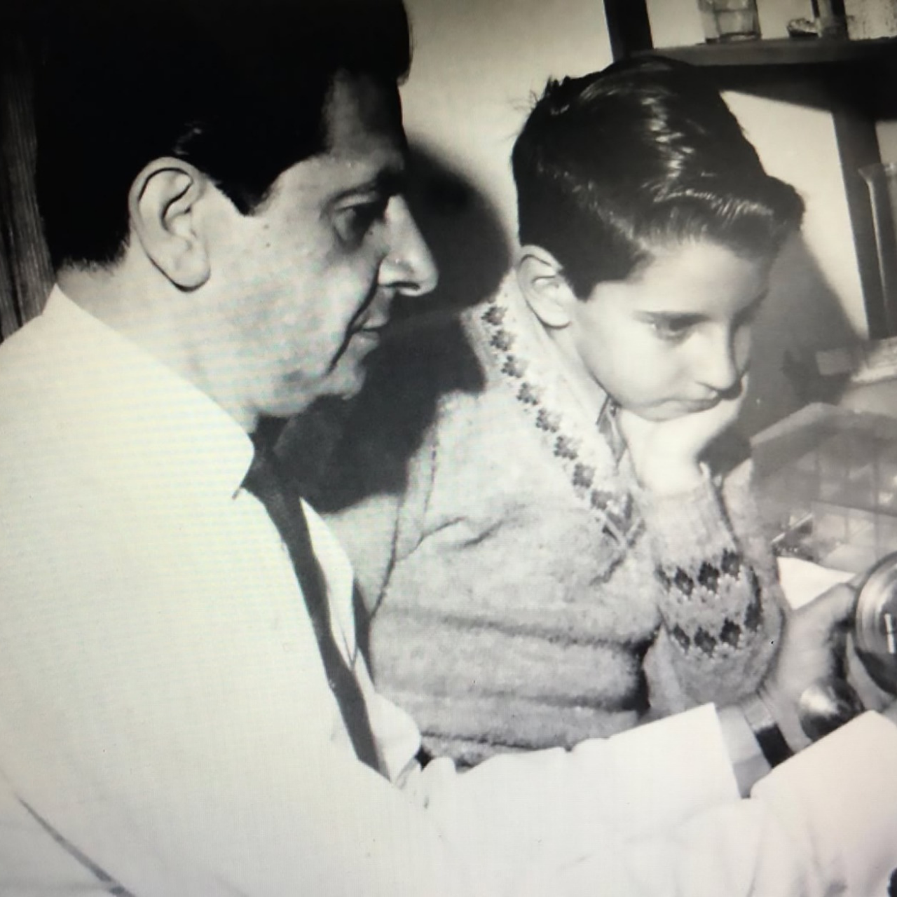 Fernando Hakim y su padre Salomón, de quien dice haber heredado el amor por la medicina y la dimensión espiritual en el oficio. Créditos: IG@fernandohakimneurocirujano