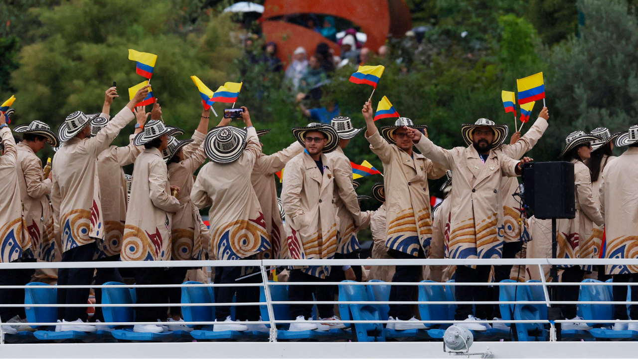 55 deportistas colombianos navegaron sobre el Río Sena