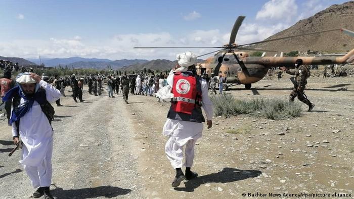 Helicópteros militares asisten a las víctimas del fuerte terremoto en el este de Afganistán.