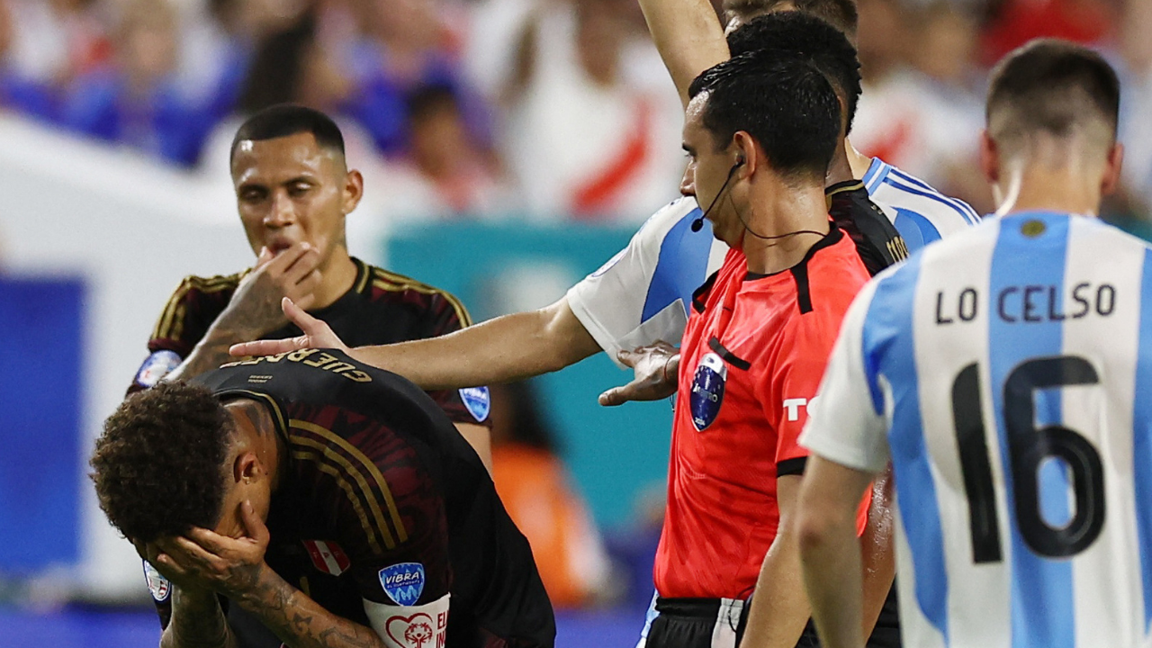 Cesar Ramos en el partido entre Argentina y Perú