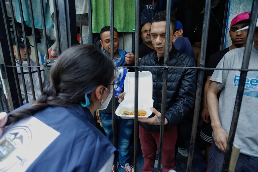 Se encontraron deficiencias en cocinas, centros de producción de alimentos y vehículos de transporte, con riesgos para la salud de los internos