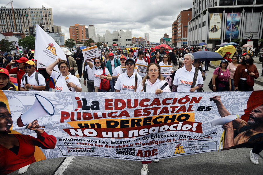 Miles de docentes en Colombia dependen del FOMAG para su salud y pensiones: la auditoría reveló graves fallas.