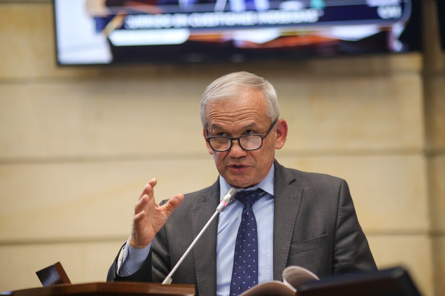 La Fiscalía sostiene que González Merchán habría coordinado pagos ilícitos a altos miembros del Congreso para favorecer iniciativas del Ejecutivo.