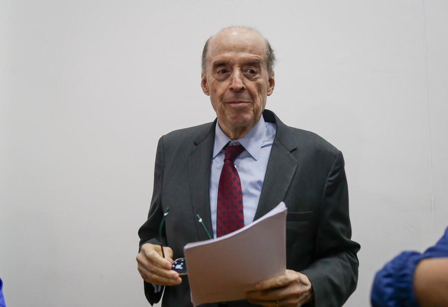 La Procuraduría formuló pliego de cargos contra Álvaro Leyva Durán por presuntamente ignorar su suspensión como canciller.