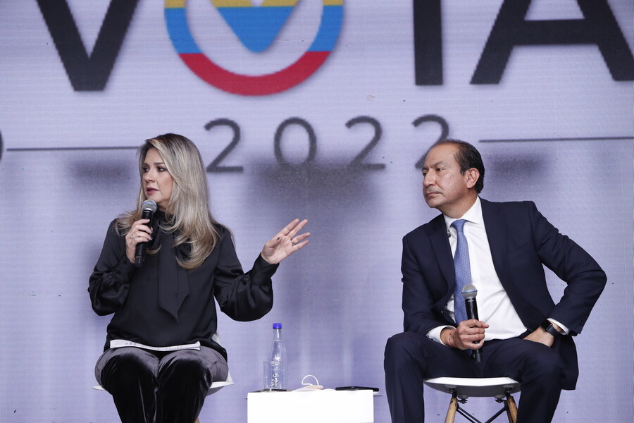 Vicky Dávila junto Andrés Mompotes