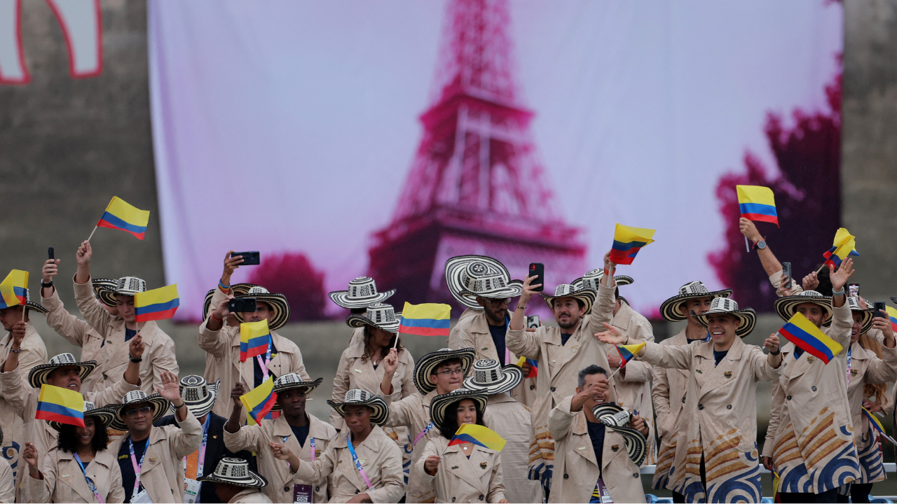 Con banderas de Colombia y sombrero vueltiao desfilaron por París 2024