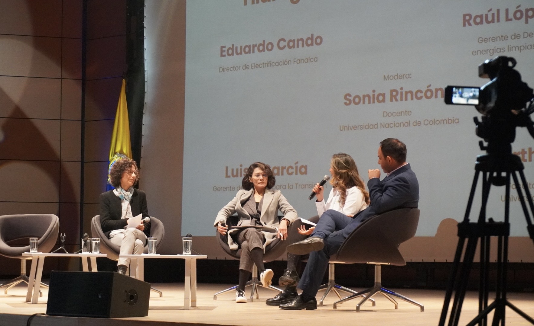 Expertos reflexionan sobre la utilidad del hidrógeno en el sector transporte en Colombia durante el Circuito H2 llevado a cabo en la Universidad de Los Andes.