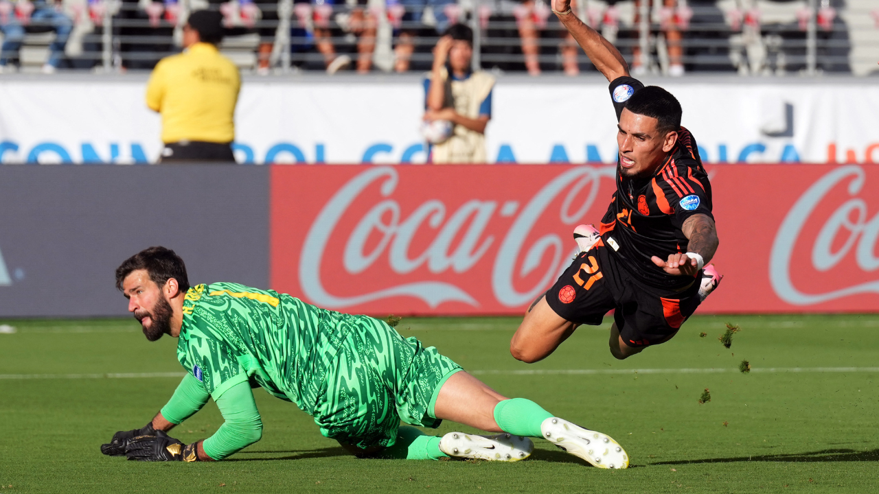 Daniel Múñoz cae al suelo tras anotar contra Brasil en la Copa América 2024