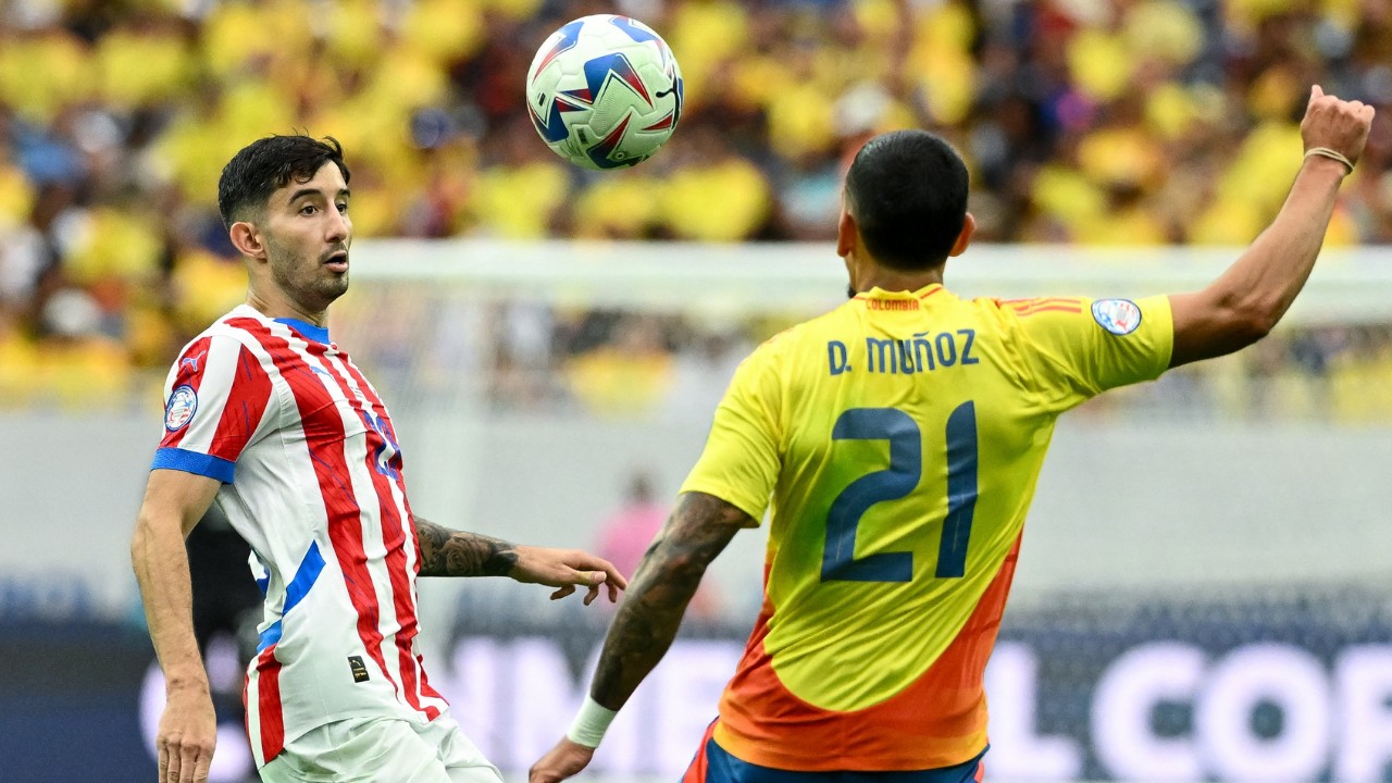 Daniel Muñoz defiende contra Panamá