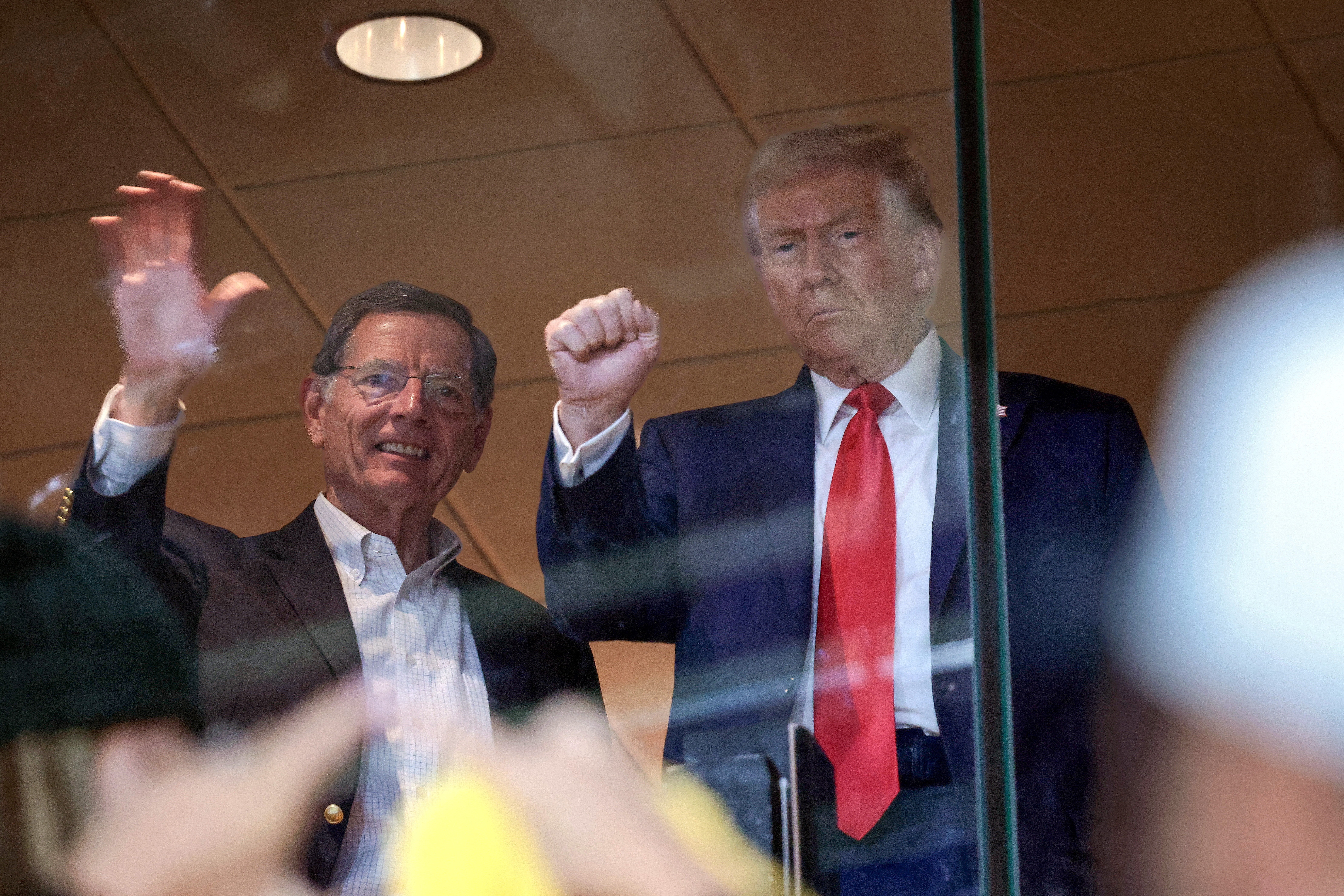 Donald Trump puño arriba
