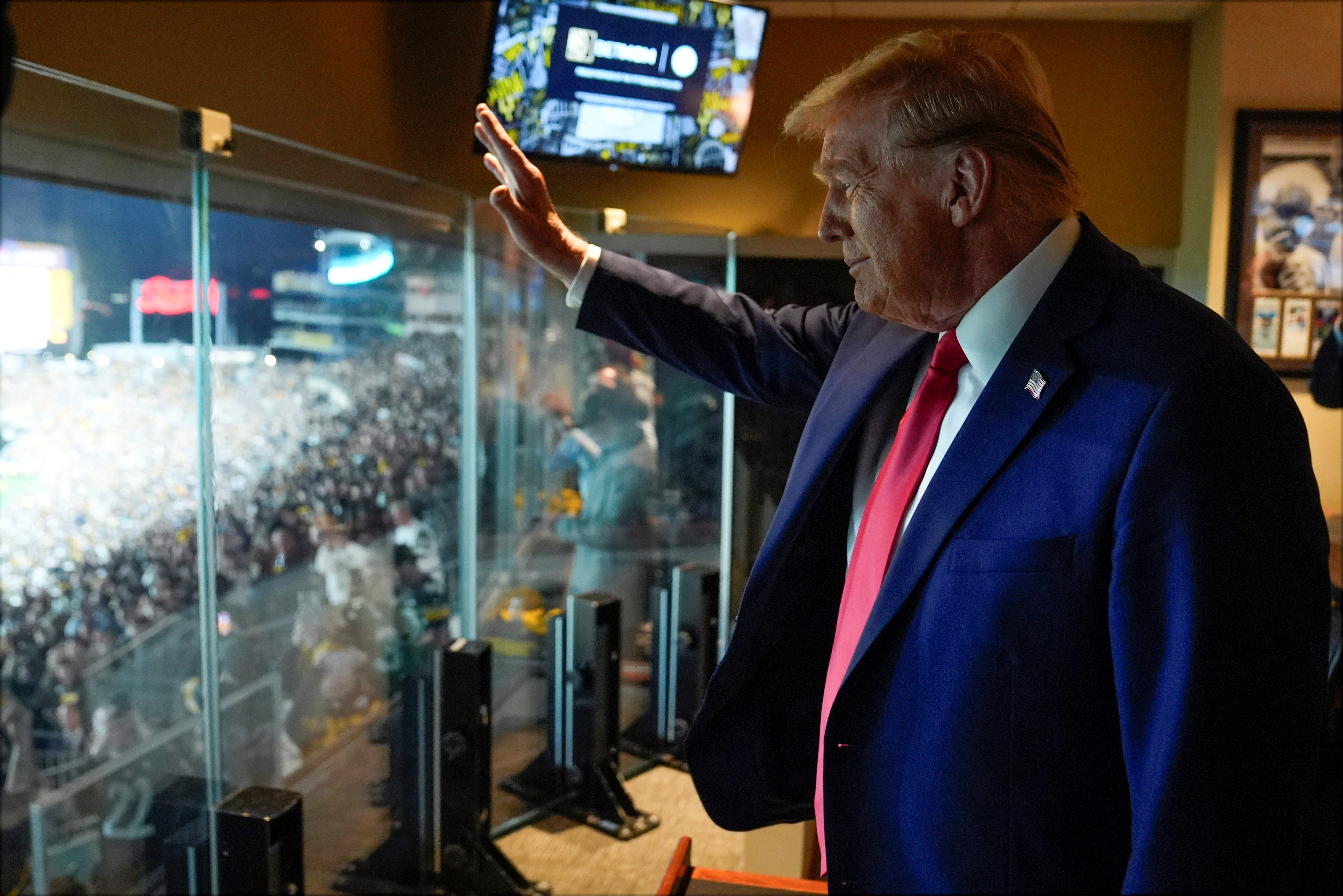 Donald Trump saluda a simpatizantes en estadio