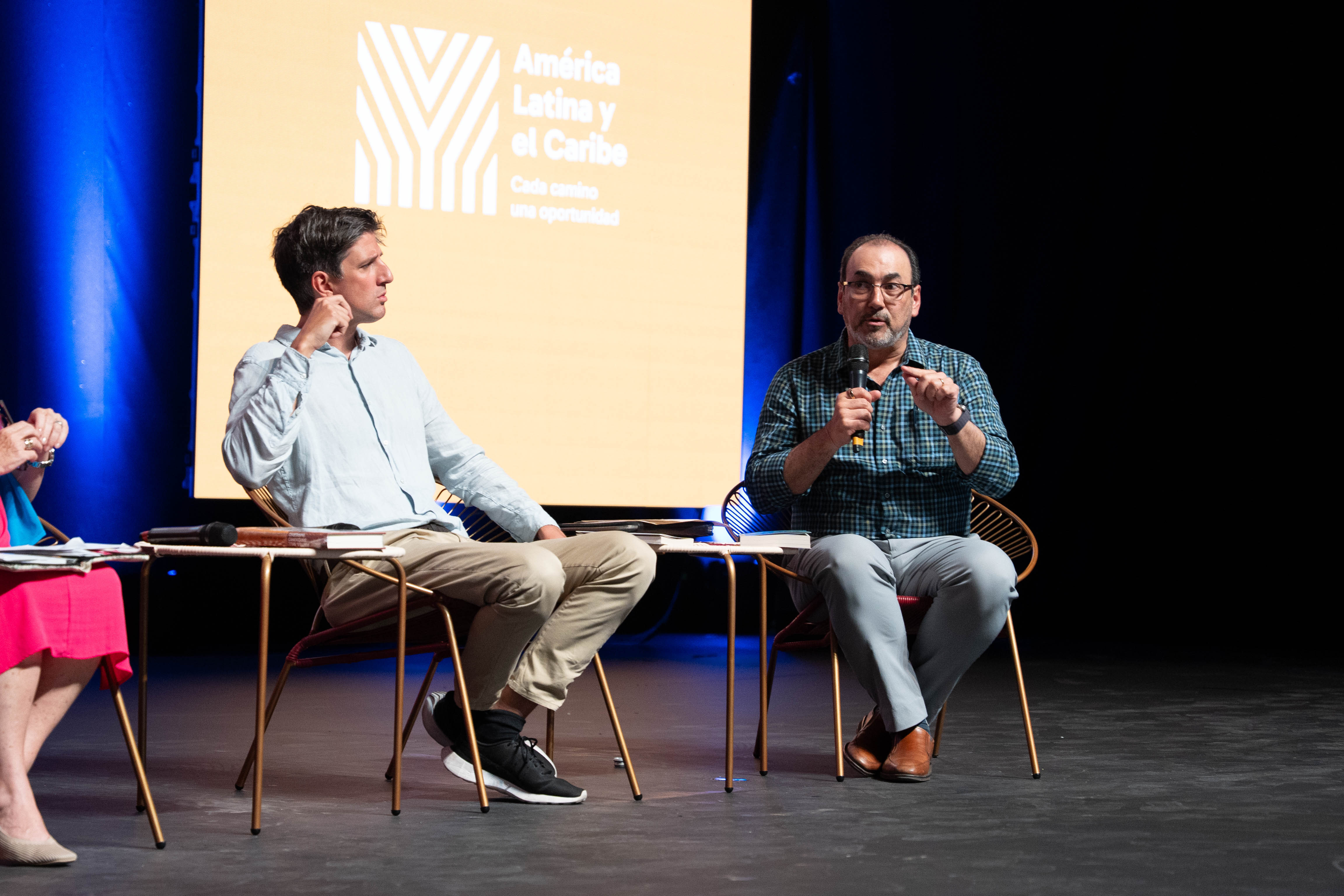 Manuel Burón, historiador; y Sergio Díaz-Granados, el presidente ejecutivo de CAF. 