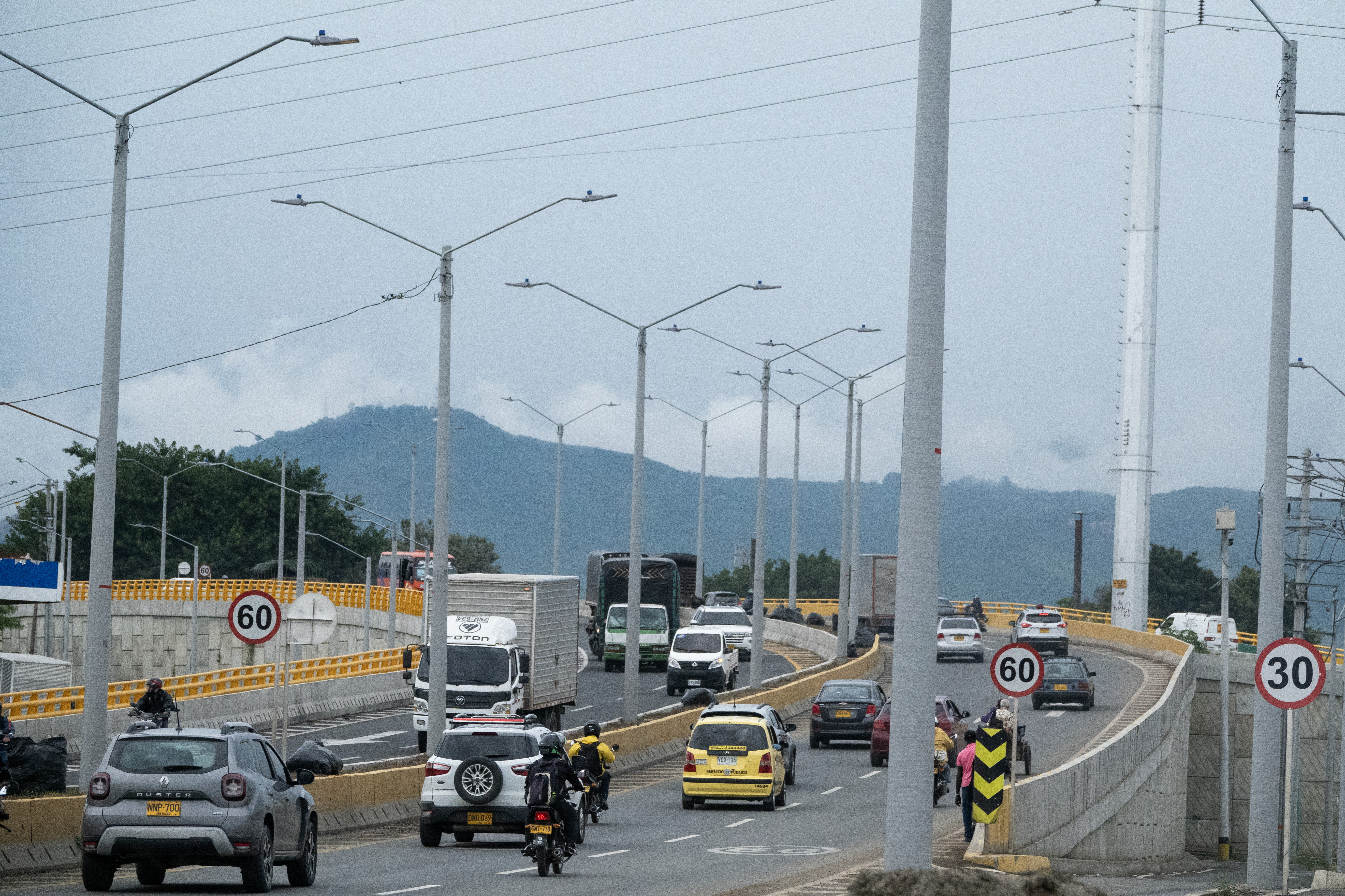 El nuevo puente tiene un ancho de 12 metros con 70 centímetros aproximadamente, con dos vías de doble calzada y un largo de 200
