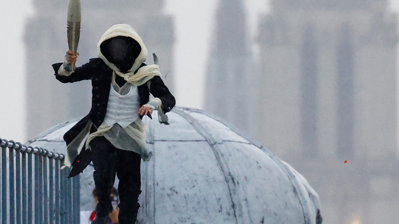 El enmascarado recorre París con la antorcha olímpica en su mano