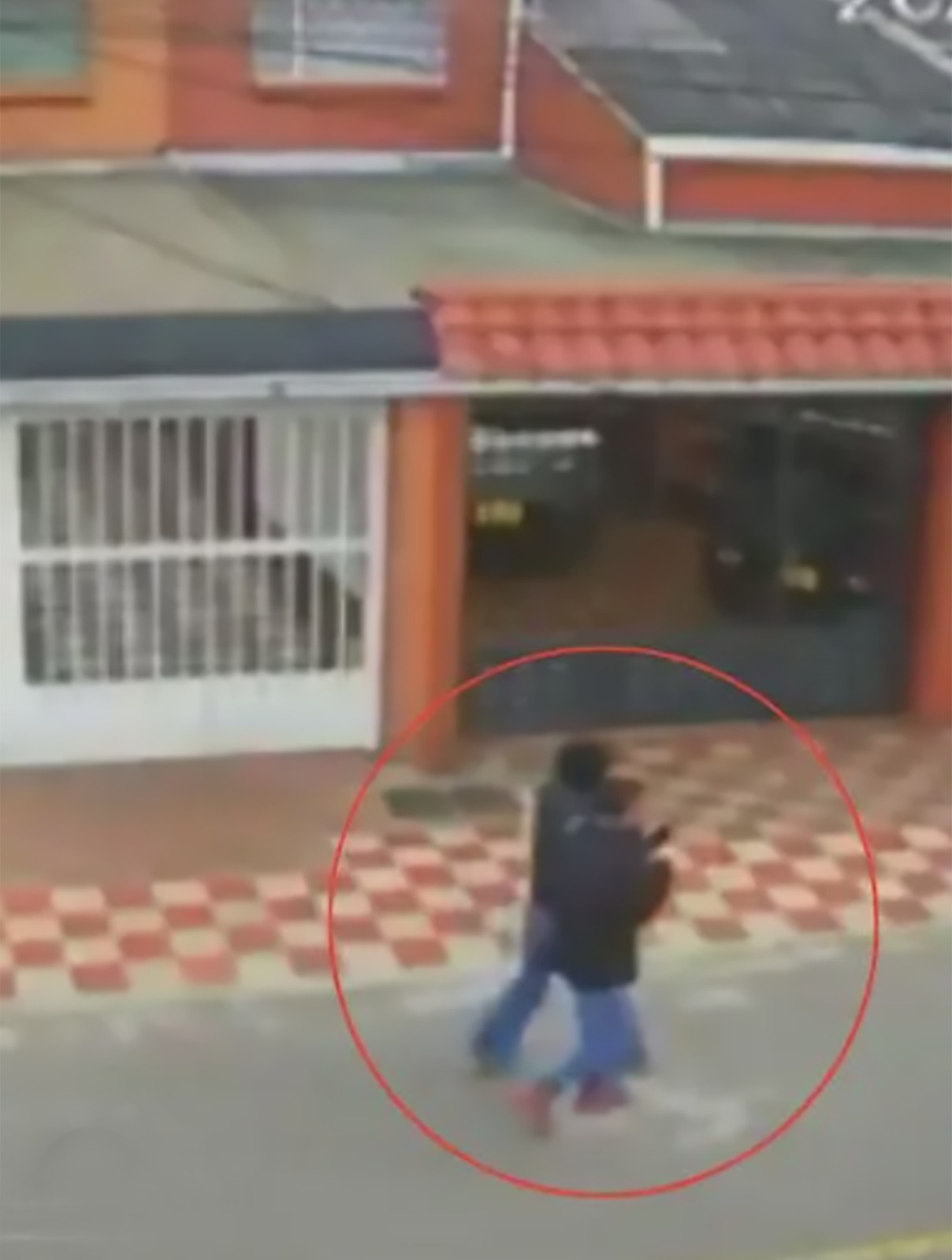 Elder Arteaga aparece en cámaras de seguridad del barrio Modelia caminando junto a Katerine Martínez, alias Gabriela. Foto: Cámaras de seguridad.