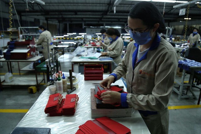 Mujer trabajando en una empresa de textiles.