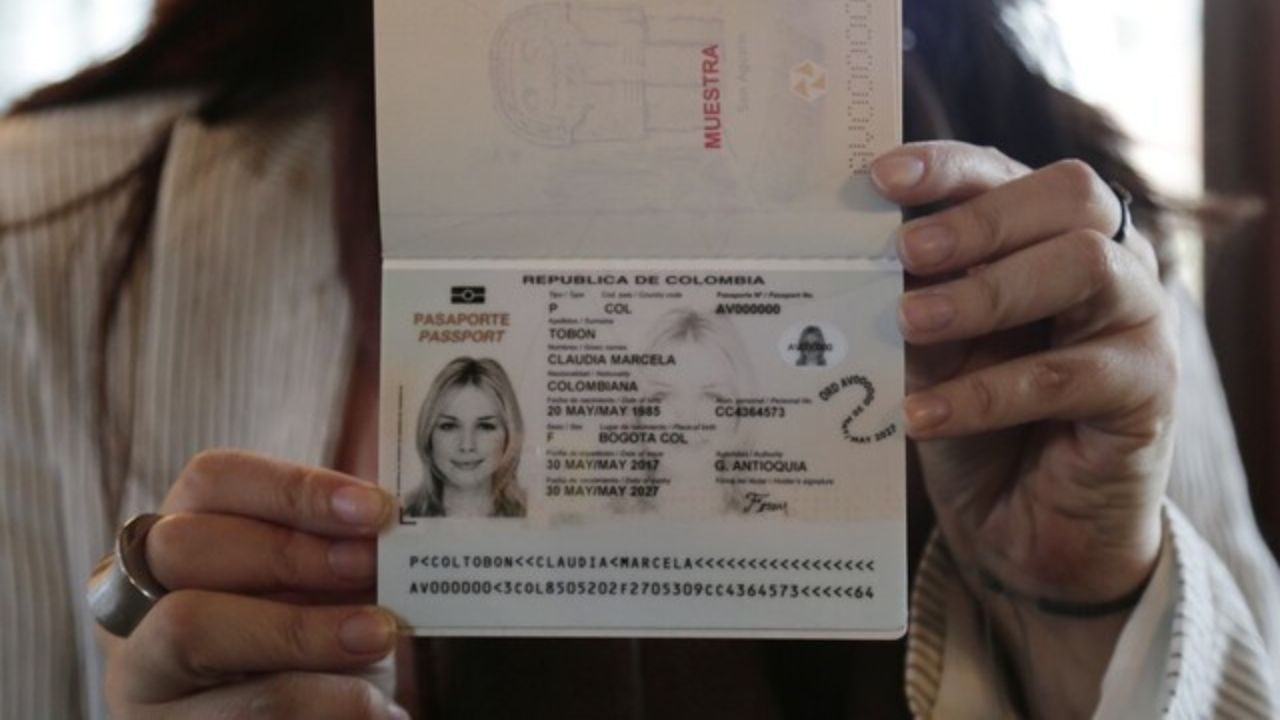 Entrega pasaportes oficiales