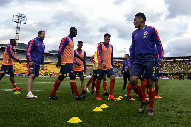 Falcao calentando con la selección Colombia en El Camín de Bogotá
