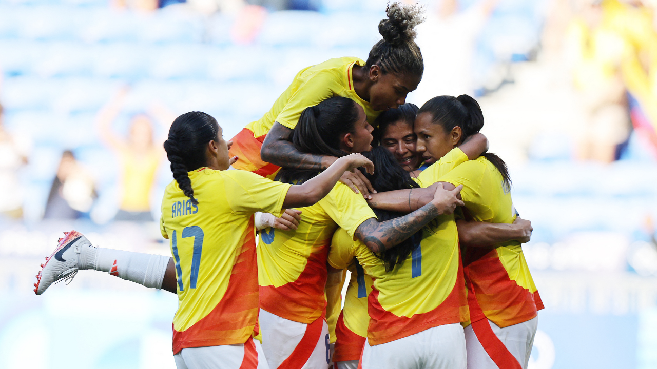 Futbolistas de la selección colombia celebran anotación ante Nueva Zelanda