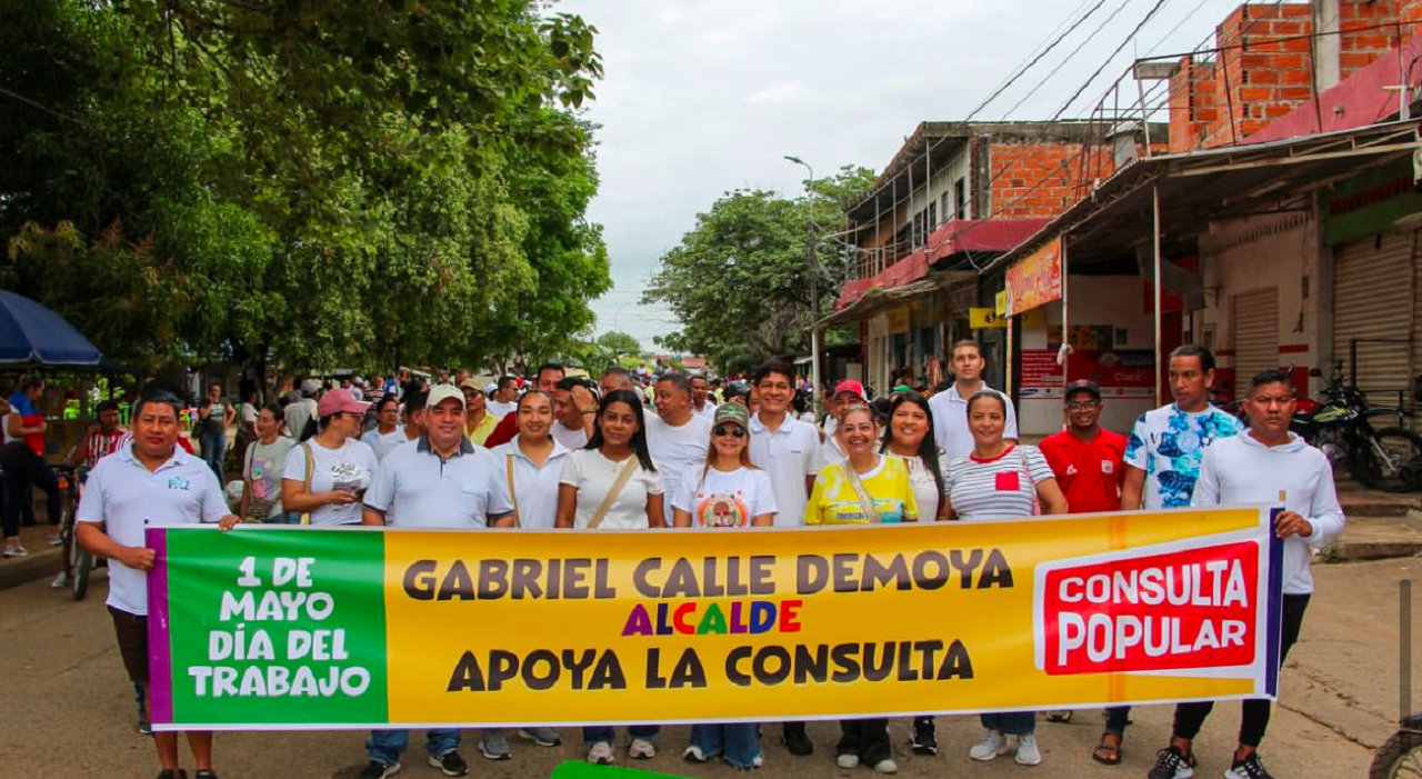 Durante las marchas del pasado 1 de mayo, habitantes de Montelíbano llevaban pancartas en las que señalaban que el alcalde Gabriel Calle apoyaba la Consulta Popular. Foto Tomada de Redes Sociales.