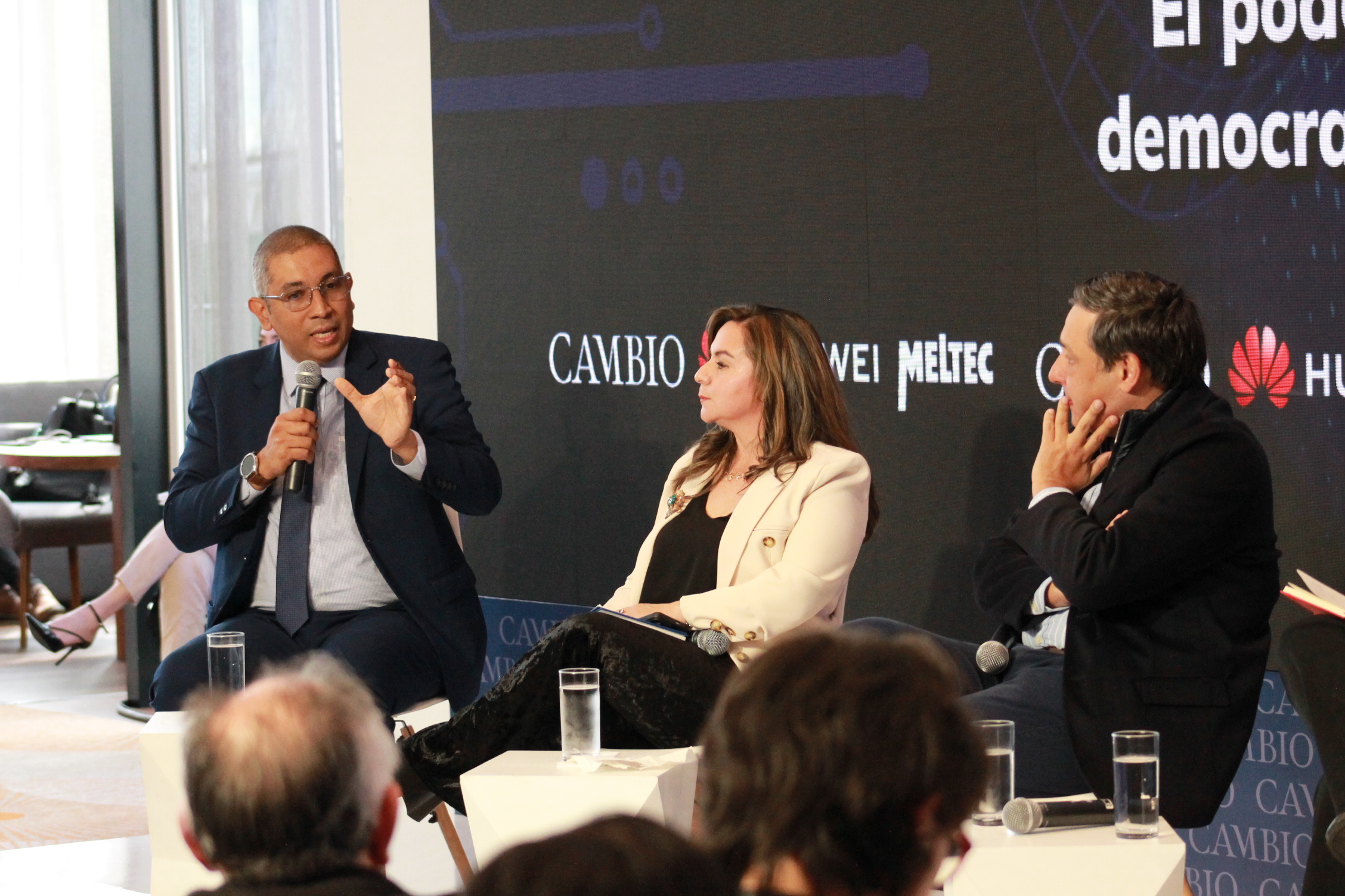 Pedro José Romero, oficial de Ciberseguridad y Privacidad de Huawei; Sandra Milena Urrutia, exministra TIC y Mauricio Lizcano, exministro TIC. Foto: Ana María Cañón - CAMBIO