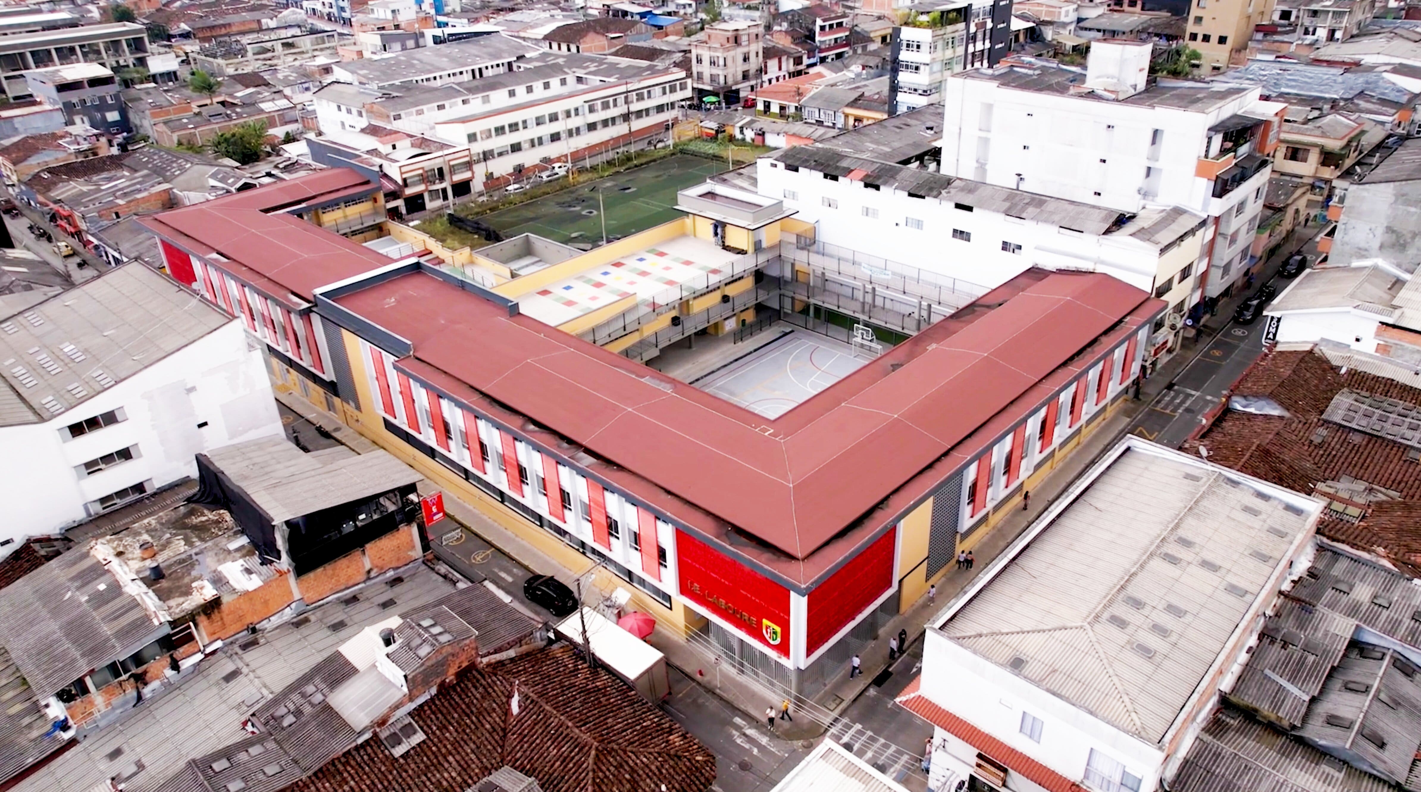 El Labouré queda en el centro de Santa Rosa de Cabal, en Risaralda, donde los transeúntes aprecian la nueva edificación recuperada por la Contraloría General de la República. Foto: Contraloría General de la República