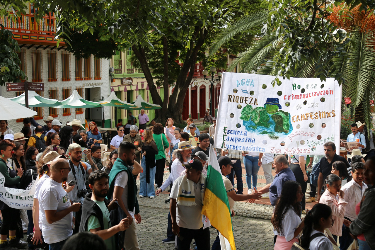 Grupo de habitantes de Jericó que concentraron en los alrededores de los juzgados y el parque municipal para apoyar a los 11 campesinos.
