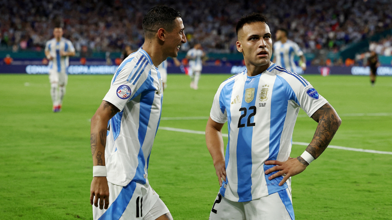 Lautaro Martínez y Ángel Di María celebran el gol ante Perú en la Copa América 2024