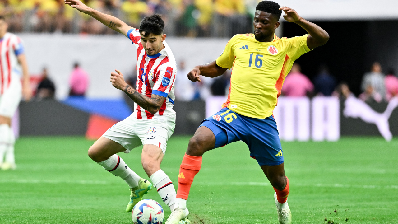 Lerma en una disputa por el balón ante un jugador paraguayo en la Copa América 2024