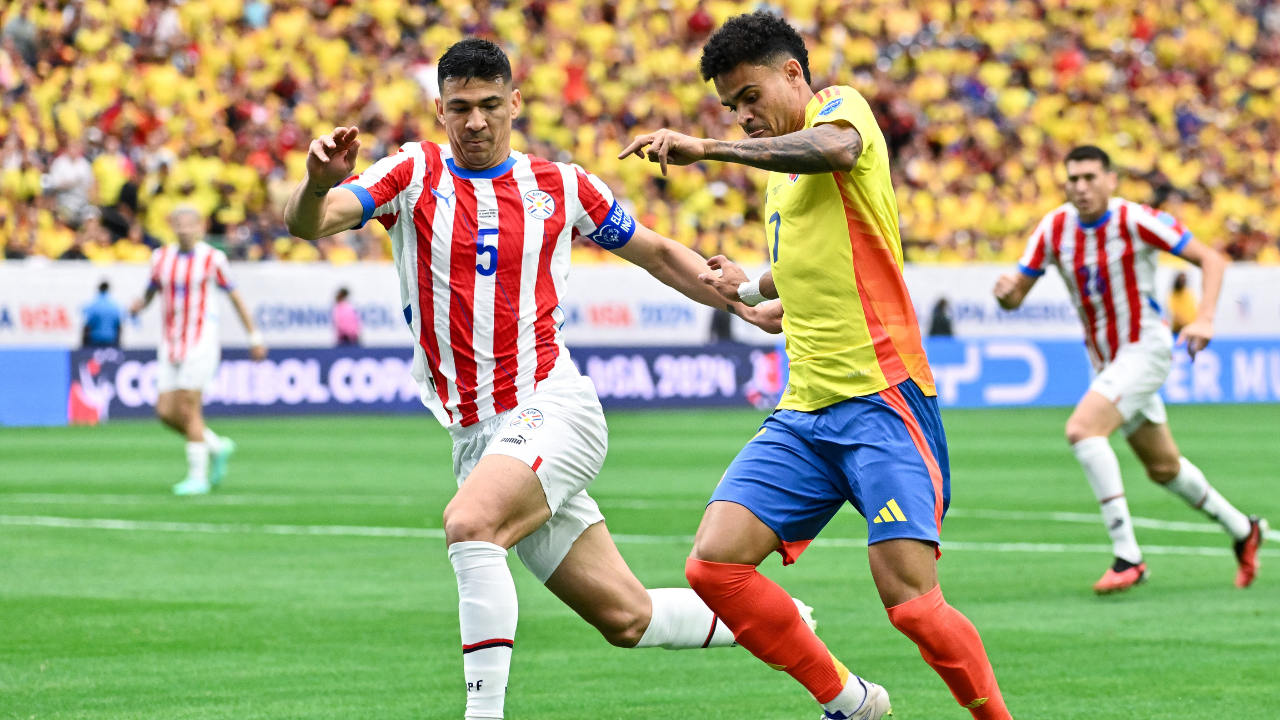 Luis Diaz regatea ante un defensor paraguayo en la Copa América 2024