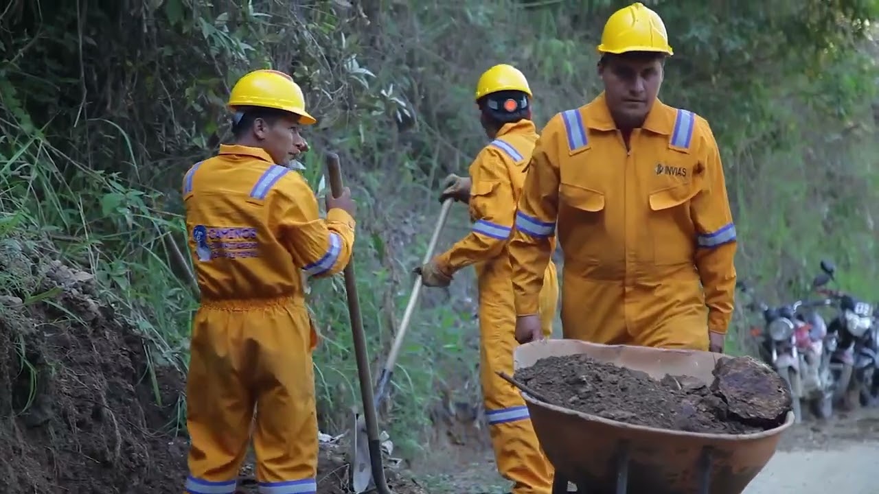 Rezago en la construcción de los caminos comunitarios.