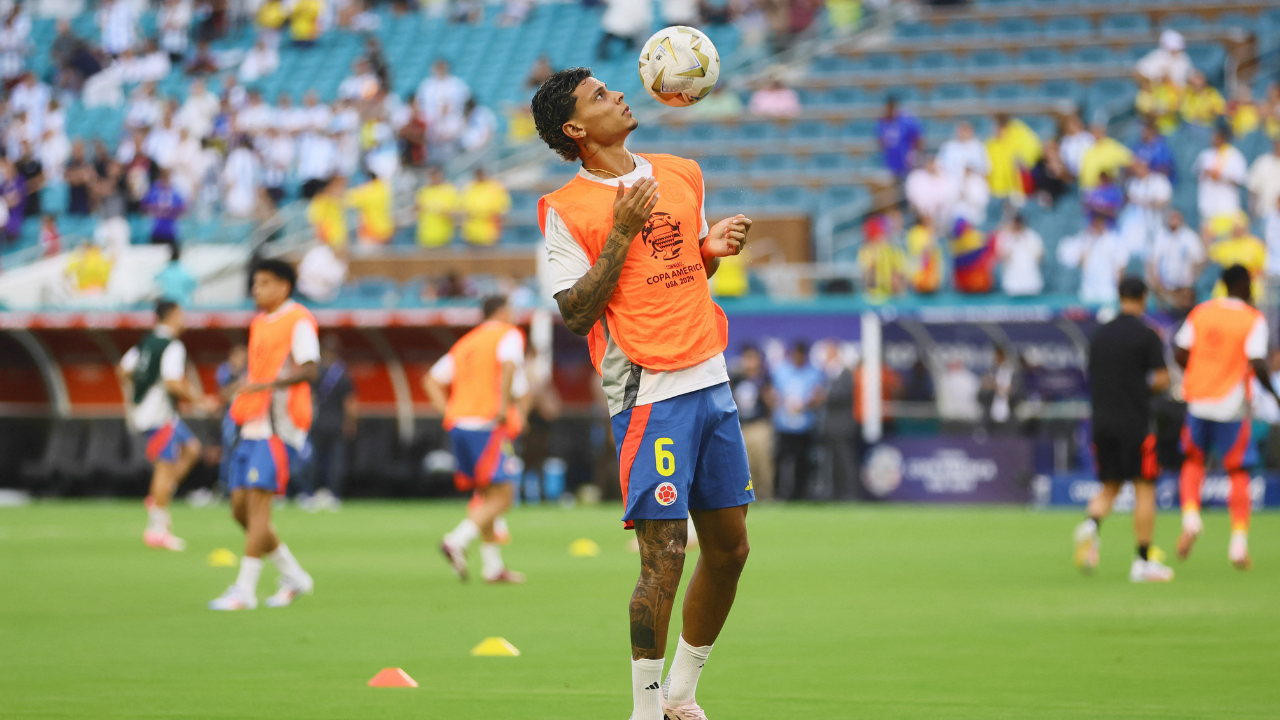 Richard Ríos controla el balón en calentamiento
