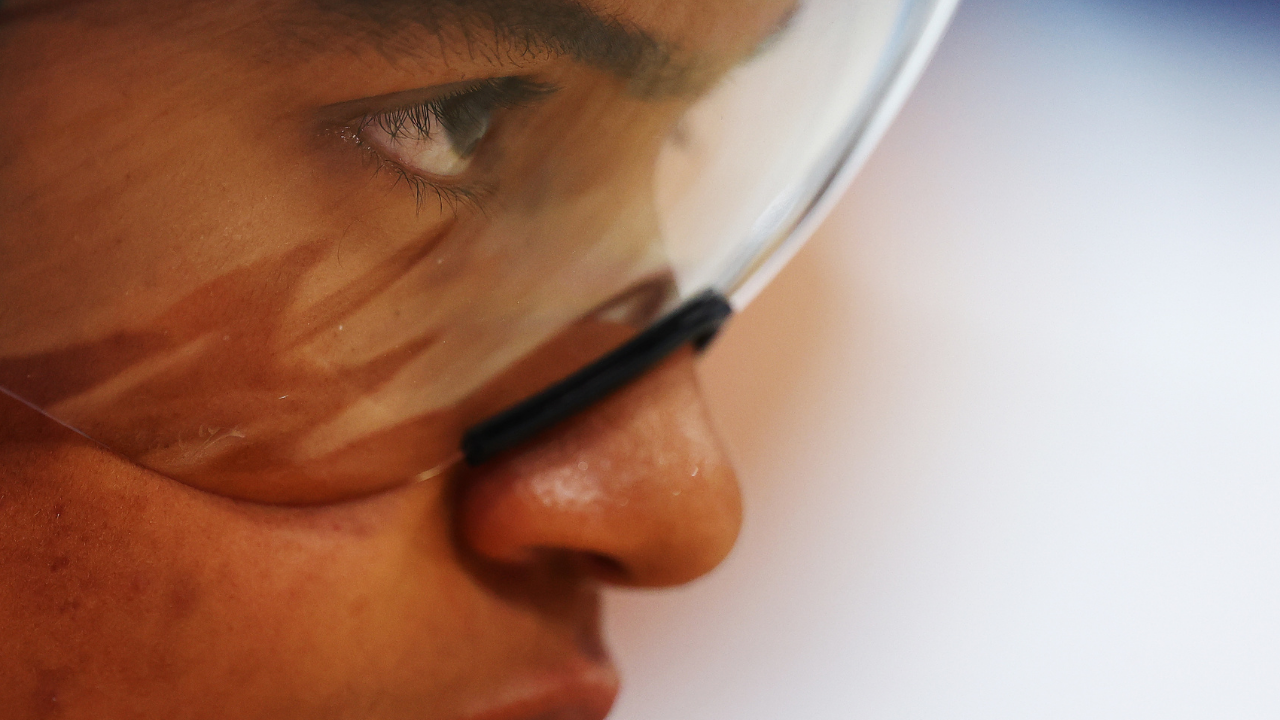 Stefanny Cuadrado compite en la prueba de velocidad de ciclismo de pista