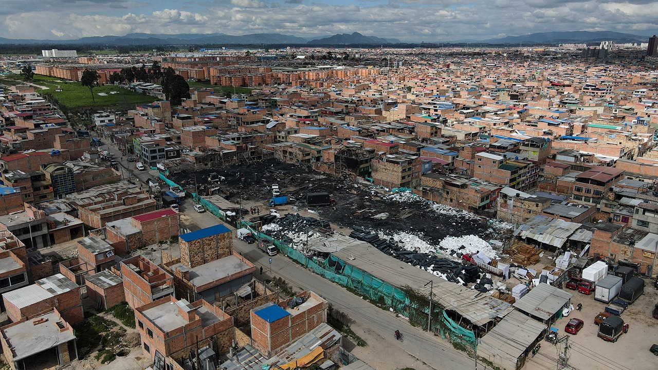 Vista aérea del lugar del incendio en Bosa. Las casas del costado norte y oriental fueron las más afectadas.