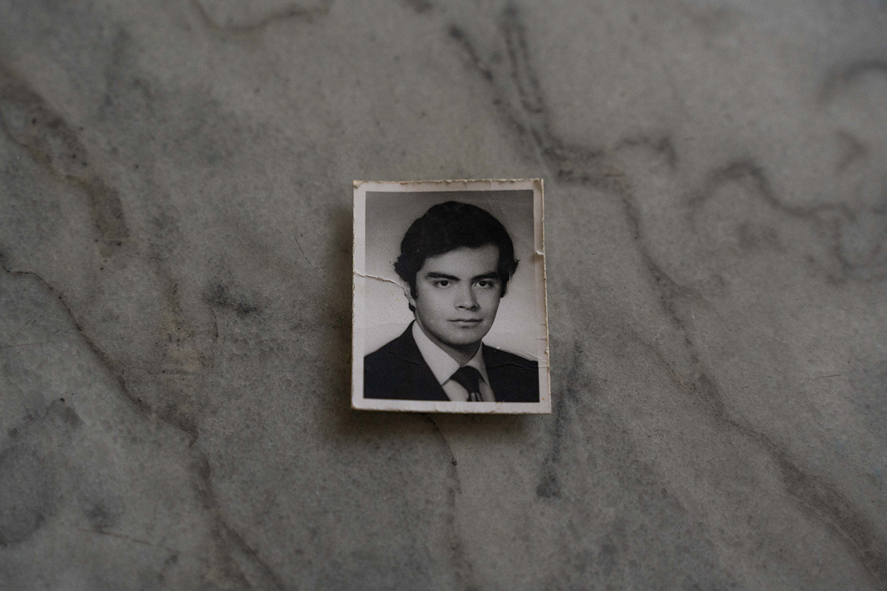 Una de las fotos que las hermanas Rey guardan de su hermano Carlos Hernando. Foto Pablo David.