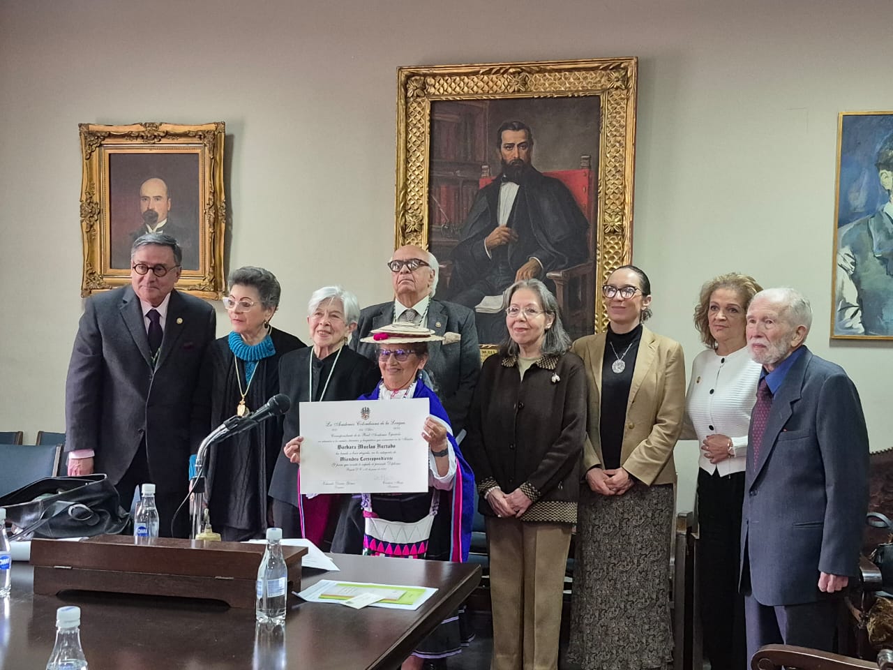 De izquierda a derecha: Ajejandro Venegas Franco, Guiomar Cuesta, Cecilia Balcázar, Olympo Morales Benítez, Cristina Maya, Alejandra Jaramillo Morales, Constanza Moya, Alfredo Ocampo Zamorano en el acto de posesión de Bárbara Muelas en la Academia Colombiana de la Lengua. Créditos: cortesía Bárbara Muelas