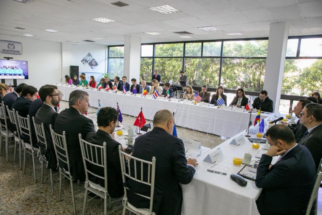 En un encuentro con representantes de 21 embajadas y 13 organismos internacionales, la entidad presentó las medidas estratégicas que implementará para garantizar la transparencia, integridad y seguridad de los procesos electorales que se avecinan.