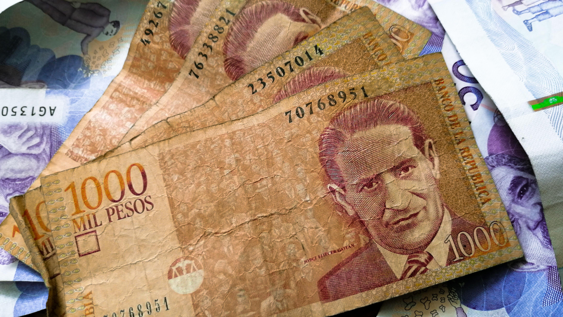 Колумбиец с деньгами. Колумбия валюта песо. Колумбиец с деньгами. Колумбийские деньги. Колумбийское песо пачка.