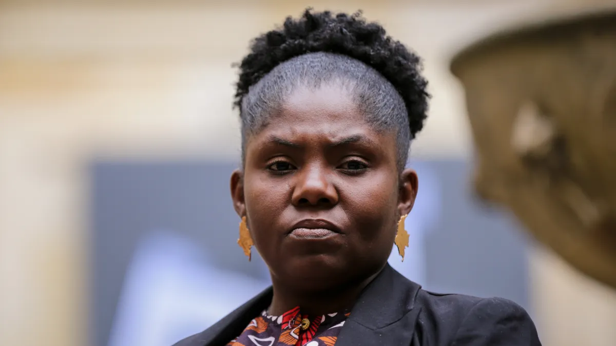En dos delitos pudo incurrir la mujer racista que insultó a Francia Márquez