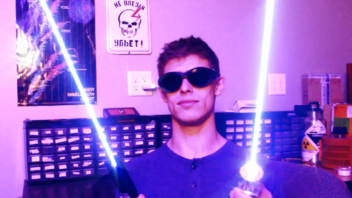 Youtuber construye un sable de luz tipo 'Star Wars'