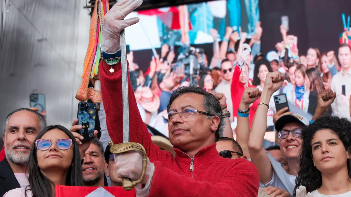 Gustavo Petro pone el balón de la consulta popular en la cancha del Senado