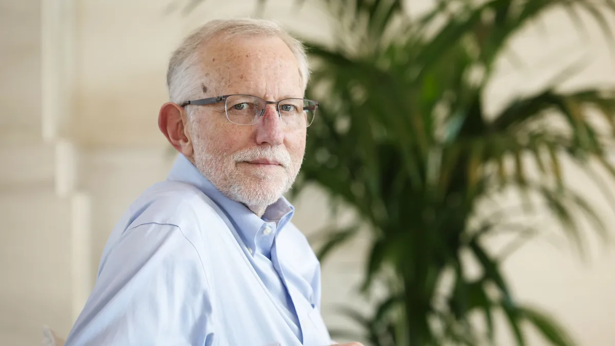 ¿El sistema de salud nos salvaría de la hepatitis C? El Nobel Charles Rice responde sin filtros
