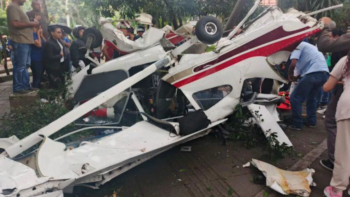 Una avioneta se accidentó en Medellín: la aeronave cayó en un parque público 