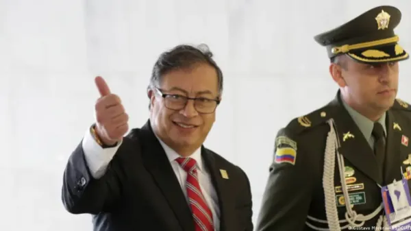 Gustavo Petro: guerra con la insurgencia "ha llegado a su fin"