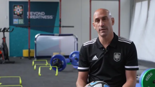 La Fifa abre procedimiento contra Luis Rubiales por beso forzado