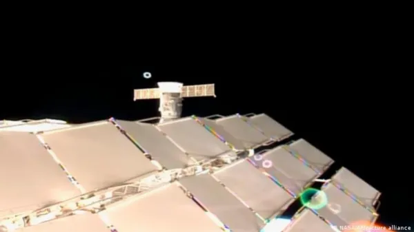 Brazo robótico analiza fuga que causó "nieve" en la Estación Espacial Internacional