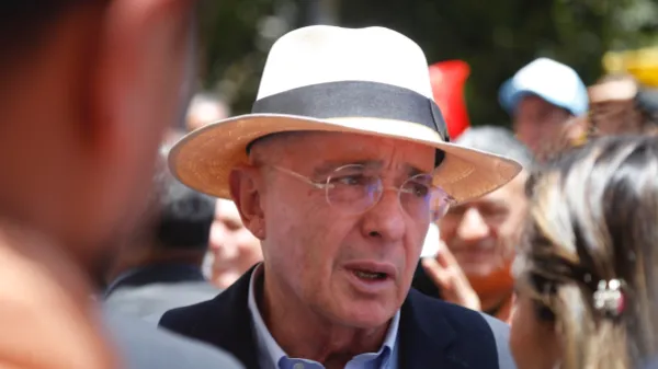 "Recibo la noticia con enorme preocupación": Álvaro Uribe sobre llamado a juicio